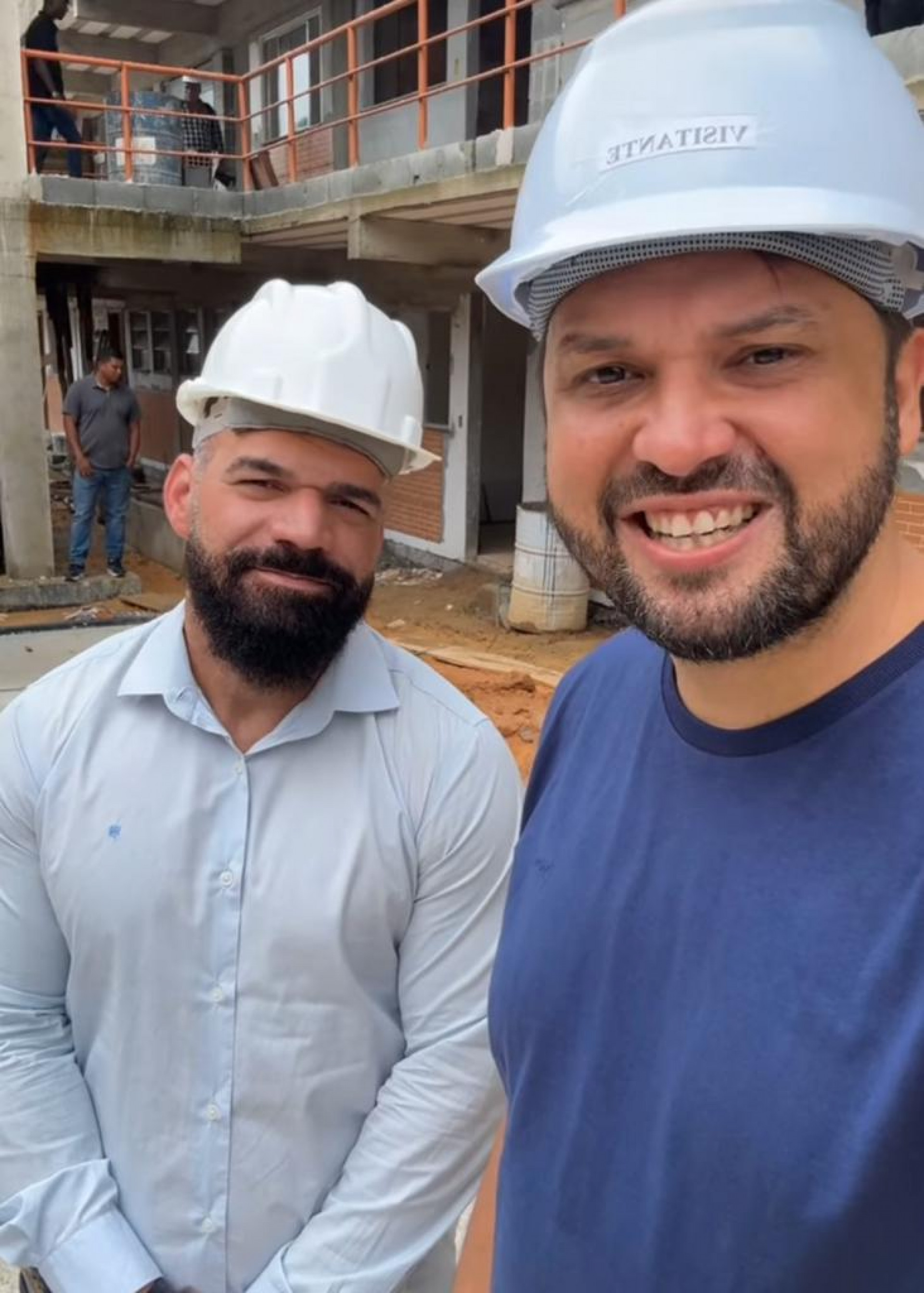O presidente da Câmara de Guapimirim, Halter Pitter, e o deputado estadual do RJ Júlio Rocha acompanham o andamento das obras do novo condomínio em Guapimirim