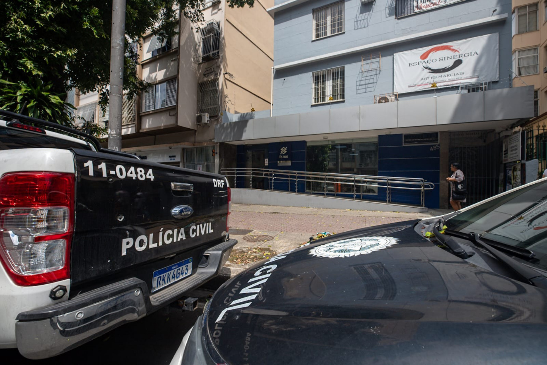 Policiais realizam perícia em agência do Banco do Brasil assaltada na Tijuca - Renan Areias/Agência O Dia