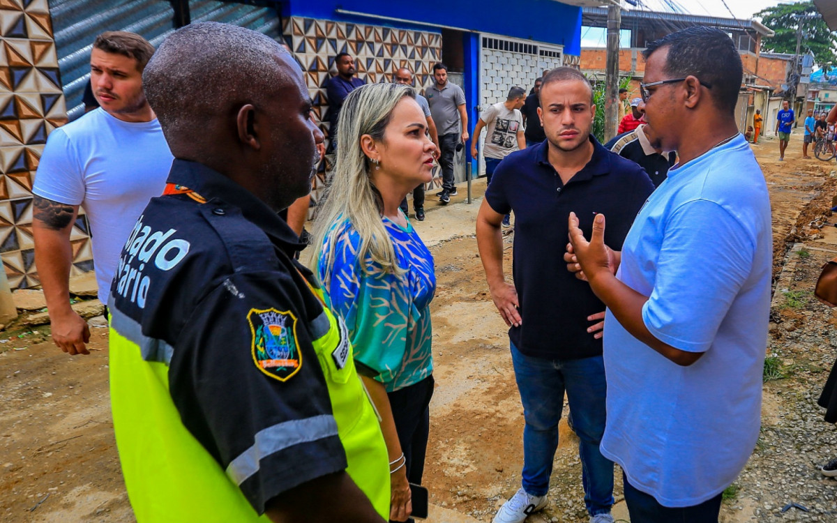 A primeira-dama e deputada federal Daniela do Waguinho e secretário de Gestão e Inovação em Serviços Públicos, Matheus carneiro, conversaram com os moradores