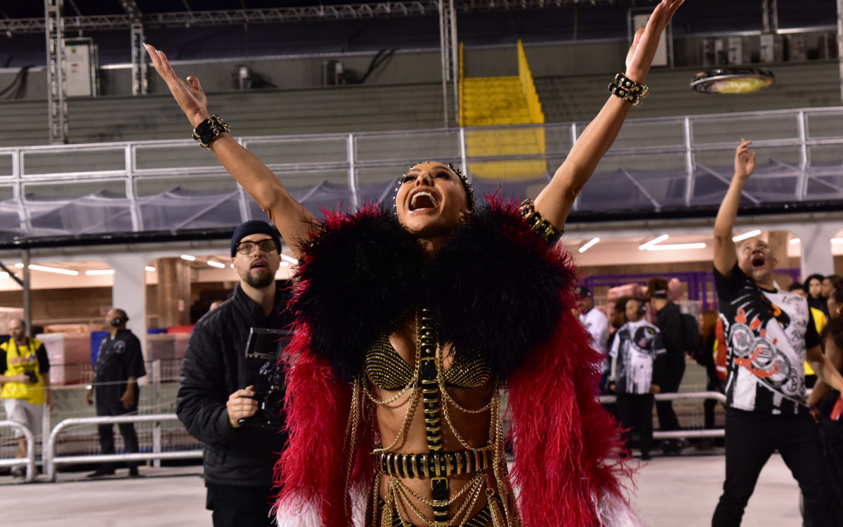 Sabrina Sato participa do ensaio técnico da Gaviões da Fiel no Sambódromo do Anhembi