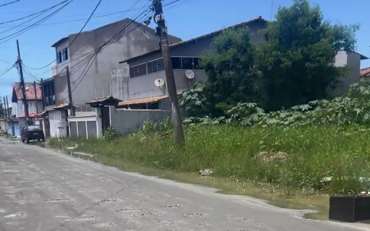 Os buracos, lama e entulhos são obstáculos diários para os moradores