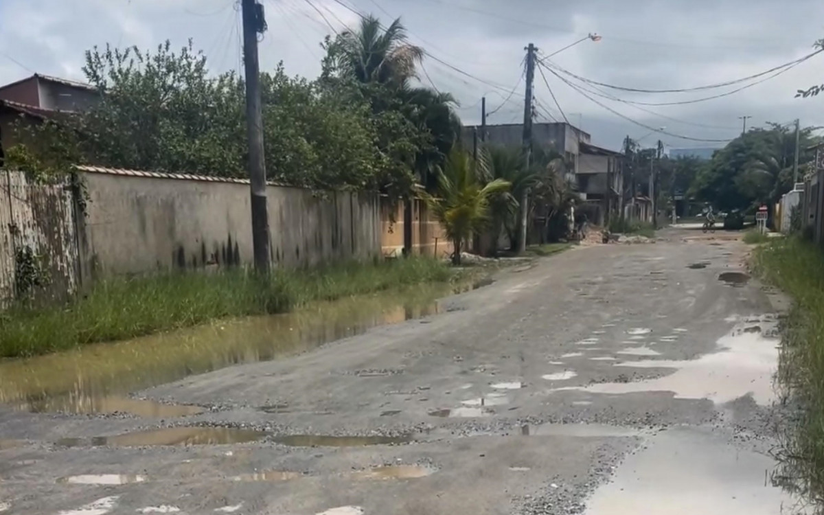 Os buracos, lama e entulhos são obstáculos diários para os moradores