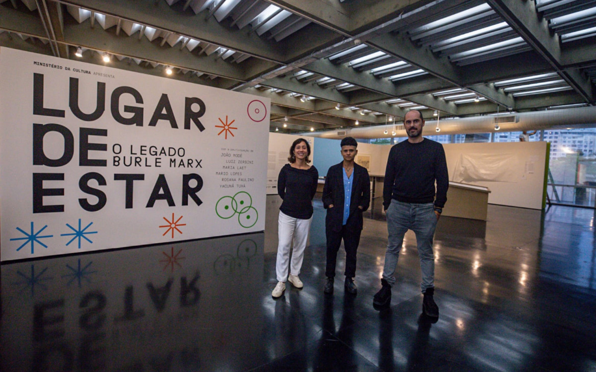 Isabela Ono, Beatriz Lemos e Pablo Lafuente, curadores da exposição 'Lugar de estar: legado Burle Marx' - Renan Areias / Agência O Dia