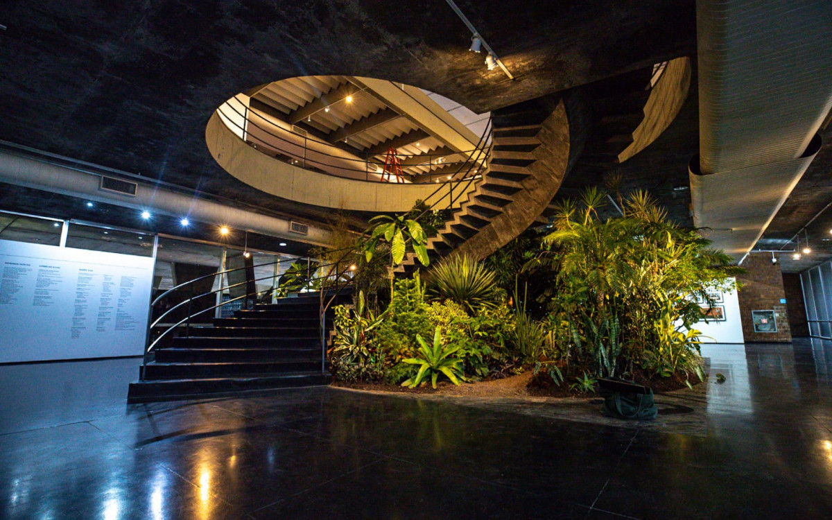 A instalação Land, de João Modé, no foyer do Museu de Arte Moderna do Rio - fotos Renan Areias