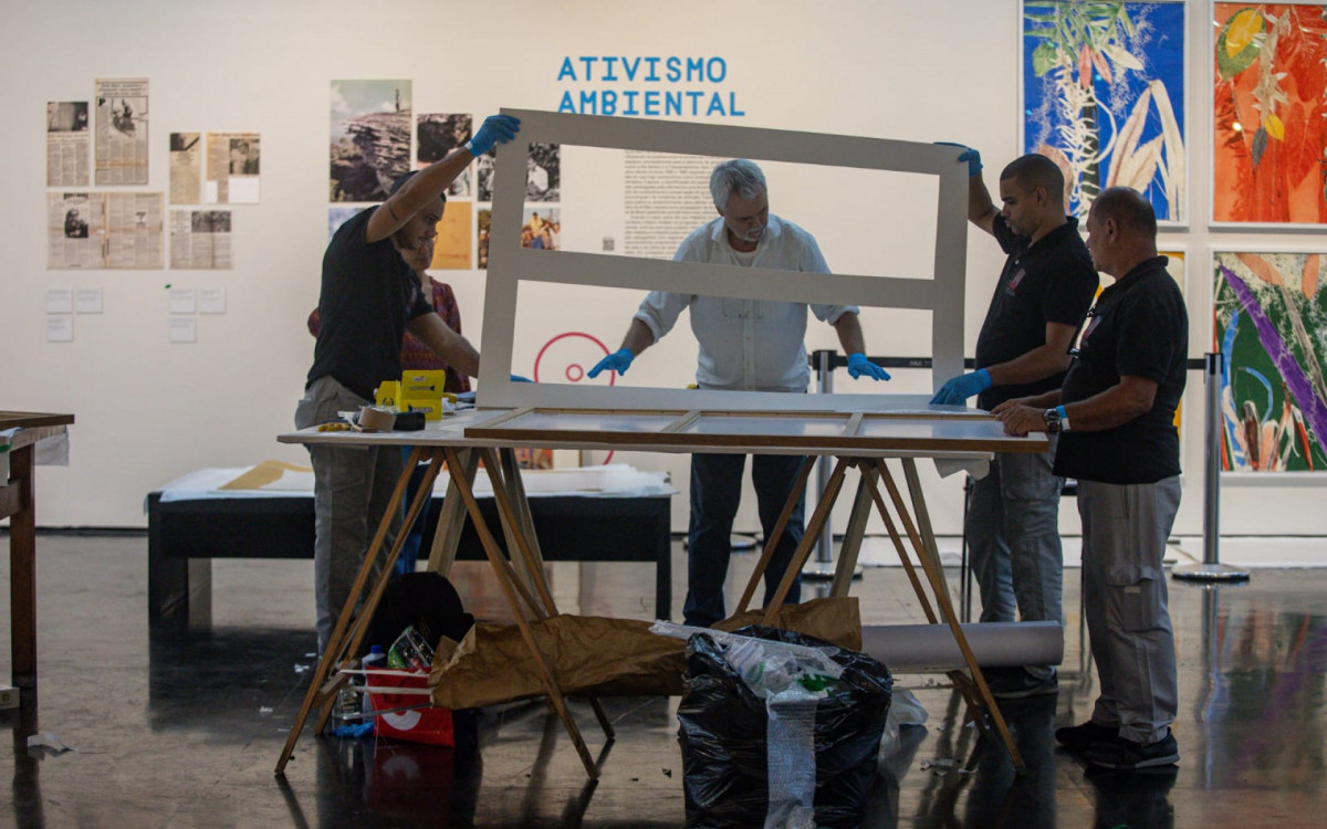 Profissionais trabalham na montagem de obras 
da mostra no MAM - Renan Areias / Agência O Dia