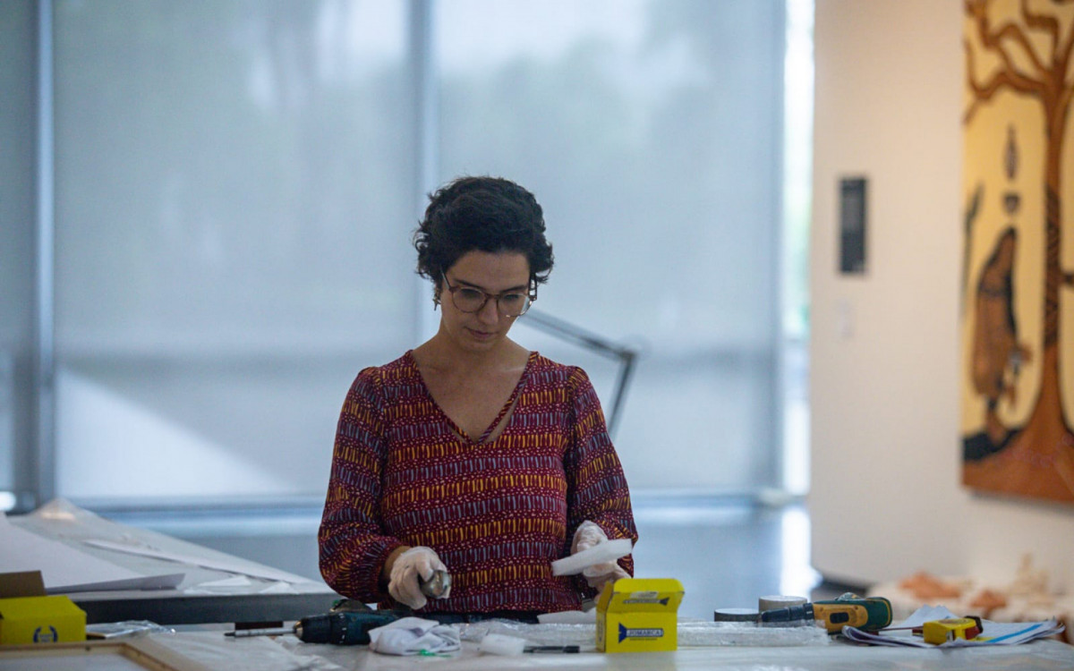 Trabalhos na montagem final da exposição 'Lugar de estar',no MAM - Renan Areias / Agência O Dia