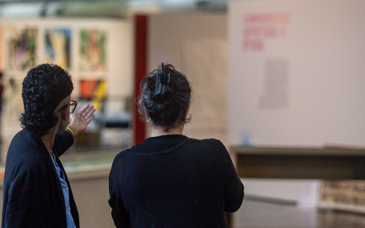 À esquerda, Beatriz Lemos, curadora do MAM, em montagem da exposição 'Lugar de estar: legado Burle Marx' - Renan Areias / Agência O Dia