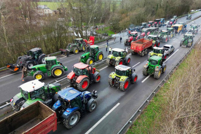 Governo francês faz concessões para tentar deter protestos de agricultores