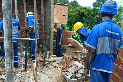 Construção irregular é demolida em Vargem Grande