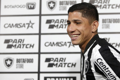 Sem Marçal, mas com John e Savarino, confira a escalação do Botafogo