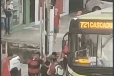 Homem suspeito de roubo é agredido por populares na Zona Norte