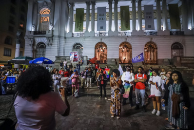 Manifestantes realizam ato contra LGBTfobia após agressões a mulheres próximo ao Casarão do Firmino