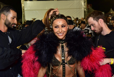 Sabrina Sato exibe as curvas no ensaio técnico da Gaviões da Fiel