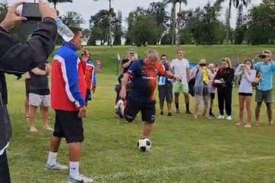 Vídeo! Zico faz gol de pênalti com diversos alunos dentro do gol