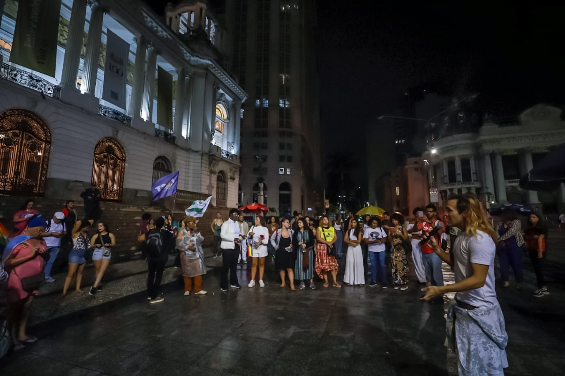 Manifestantes realizam ato contra LGBTfobia ap&oacute;s agress&otilde;es a tr&ecirc;s mulheres pr&oacute;ximo ao Casar&atilde;o do Firmino - Renan Areias / Ag&ecirc;ncia O Dia