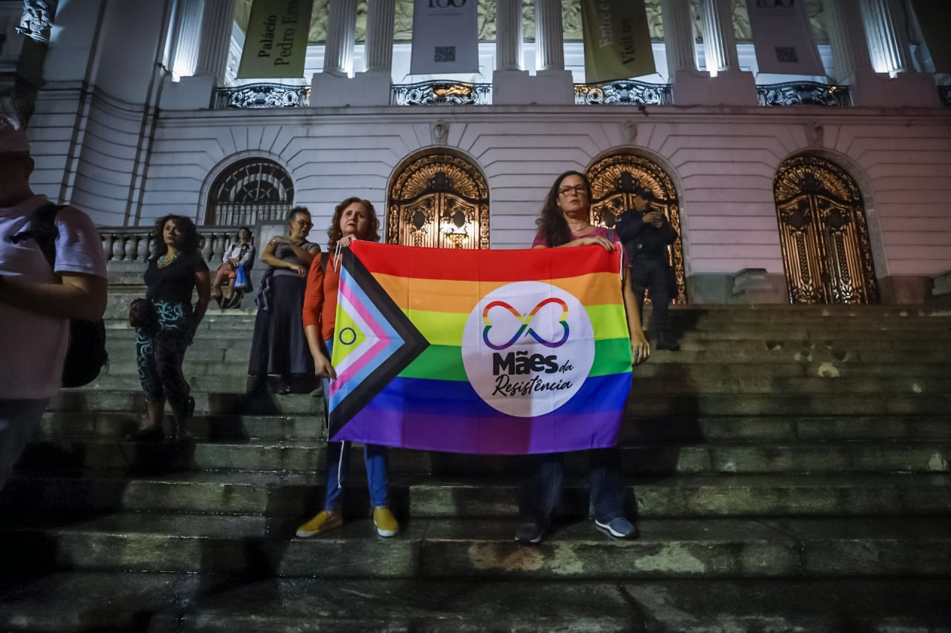Manifestantes realizam ato contra LGBTfobia ap&oacute;s agress&otilde;es a tr&ecirc;s mulheres pr&oacute;ximo ao Casar&atilde;o do Firmino - Renan Areias / Ag&ecirc;ncia O Dia