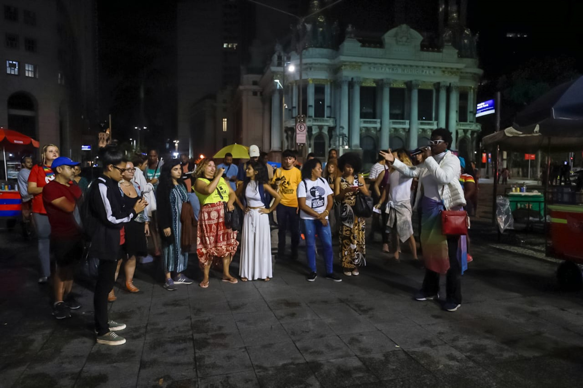 Manifestantes realizam ato contra LGBTfobia ap&oacute;s agress&otilde;es a tr&ecirc;s mulheres pr&oacute;ximo ao Casar&atilde;o do Firmino - Renan Areias / Ag&ecirc;ncia O Dia