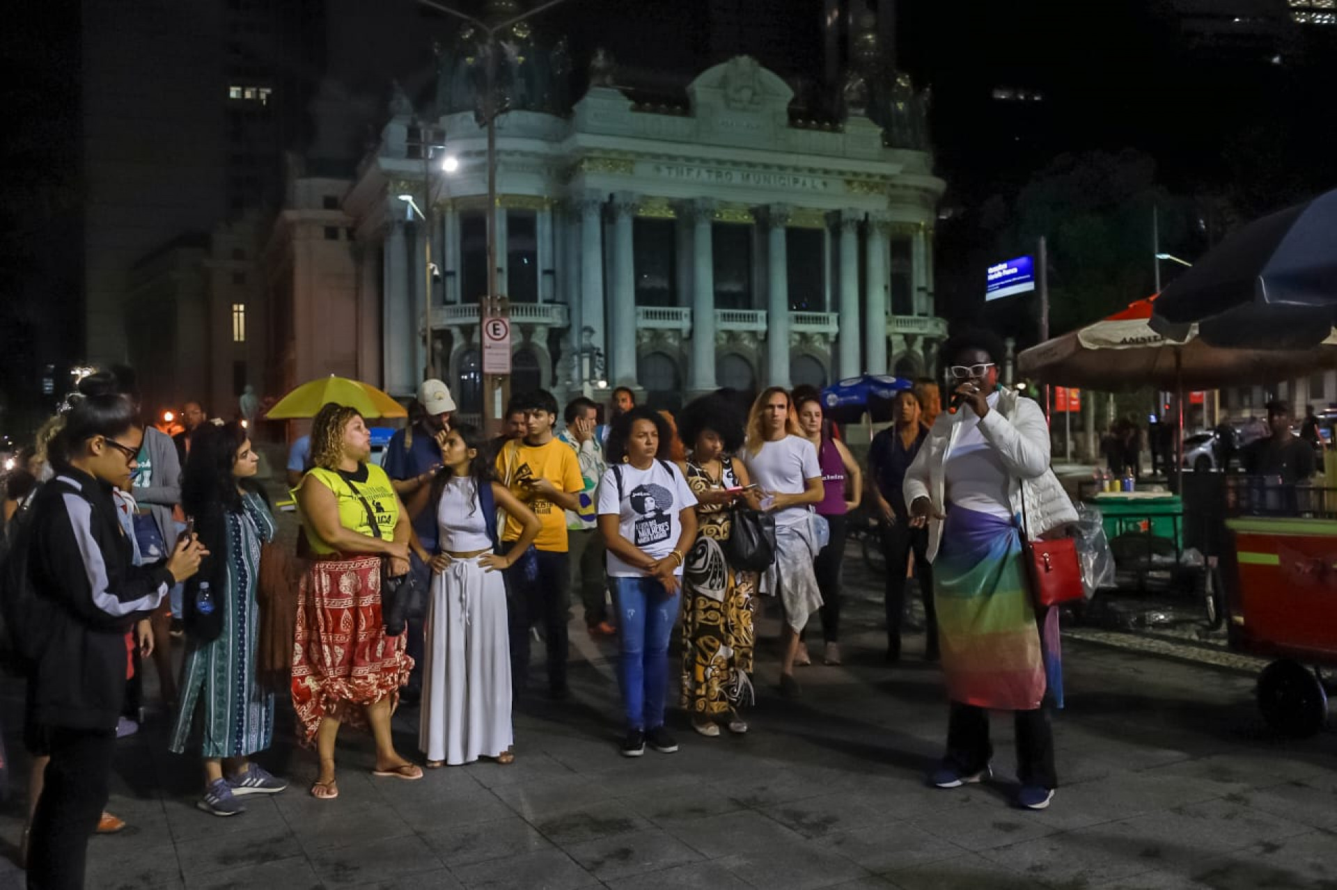 Manifestantes realizam ato contra LGBTfobia ap&oacute;s agress&otilde;es a tr&ecirc;s mulheres pr&oacute;ximo ao Casar&atilde;o do Firmino - Renan Areias / Ag&ecirc;ncia O Dia