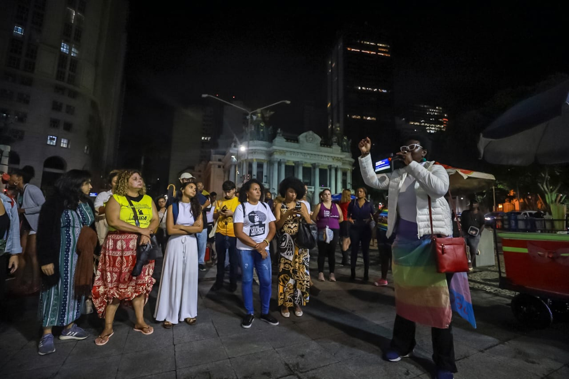 Manifestantes realizam ato contra LGBTfobia ap&oacute;s agress&otilde;es a tr&ecirc;s mulheres pr&oacute;ximo ao Casar&atilde;o do Firmino - Renan Areias / Ag&ecirc;ncia O Dia