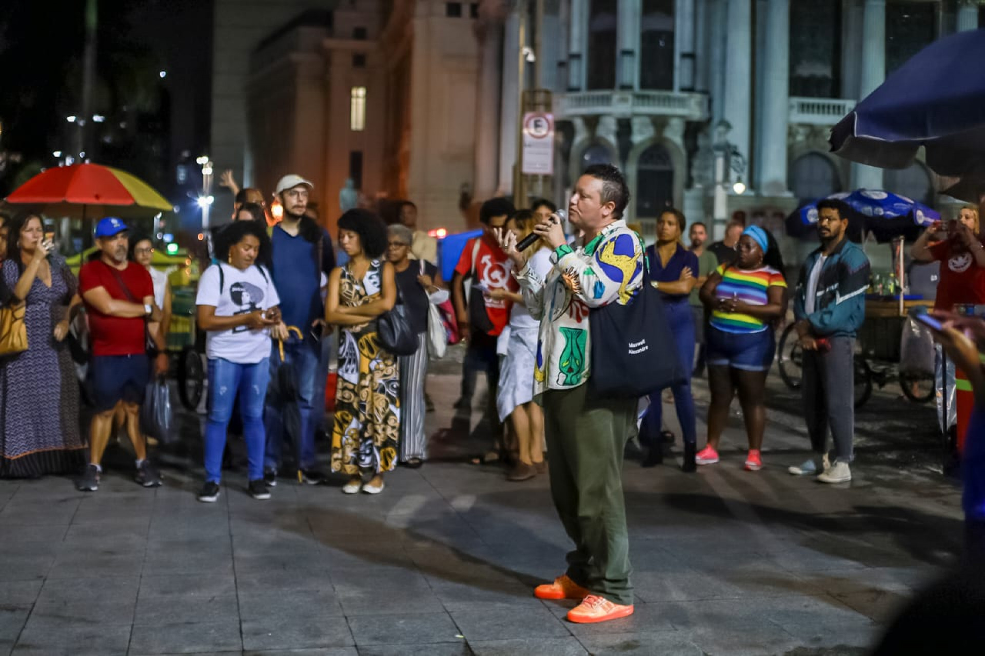 Manifestantes realizam ato contra LGBTfobia ap&oacute;s agress&otilde;es a tr&ecirc;s mulheres pr&oacute;ximo ao Casar&atilde;o do Firmino - Renan Areias / Ag&ecirc;ncia O Dia