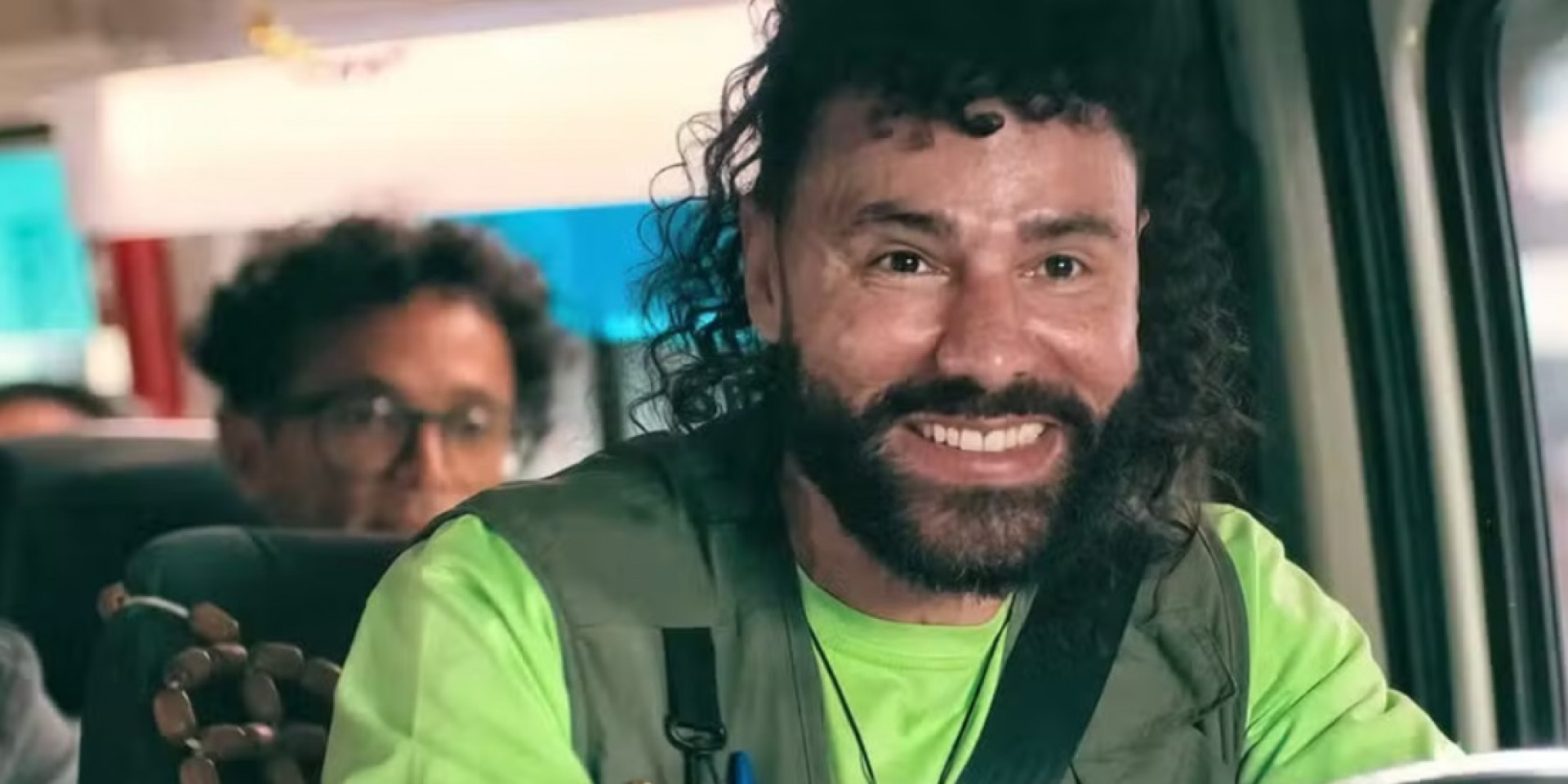 Rodrigo Sant'Anna vive o motorista de van clandestina Ivan em 'Ponto Final' - Divulgação / Netflix