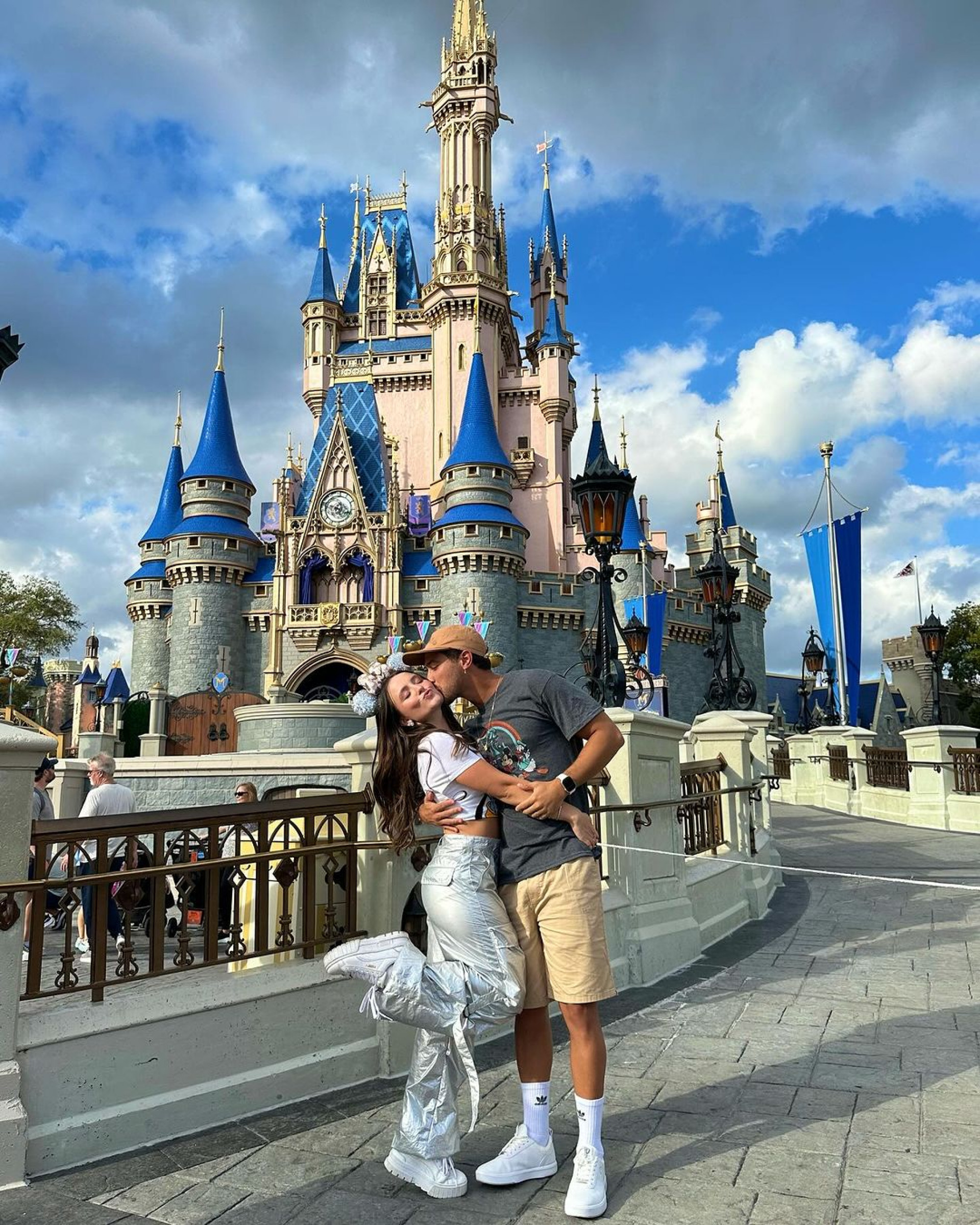 Larissa Manoela curte dia de parque da Disney ao lado do marido, André Luiz Frambach - Reprodução