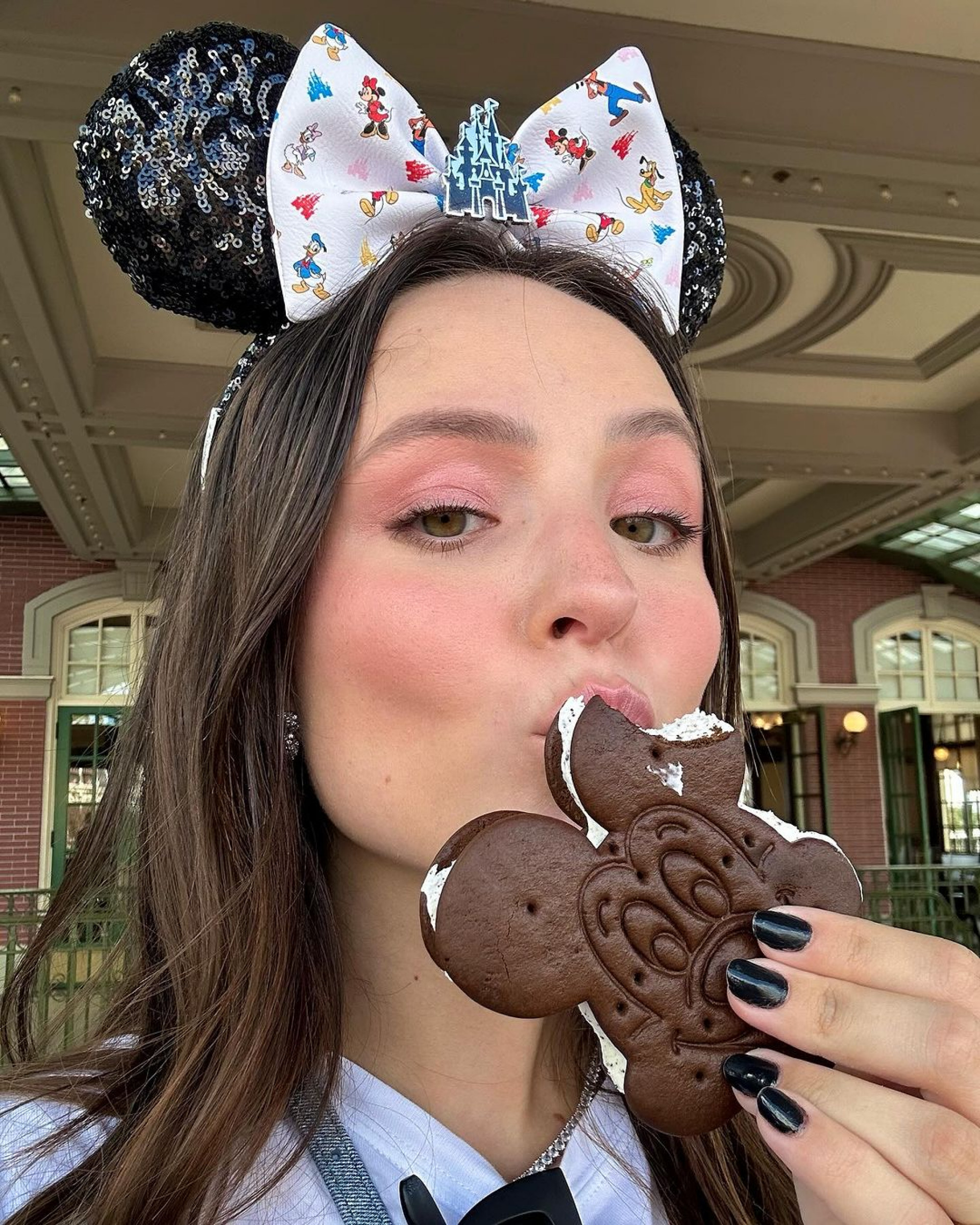 Larissa Manoela curte dia de parque da Disney ao lado do marido, André Luiz Frambach - Reprodução
