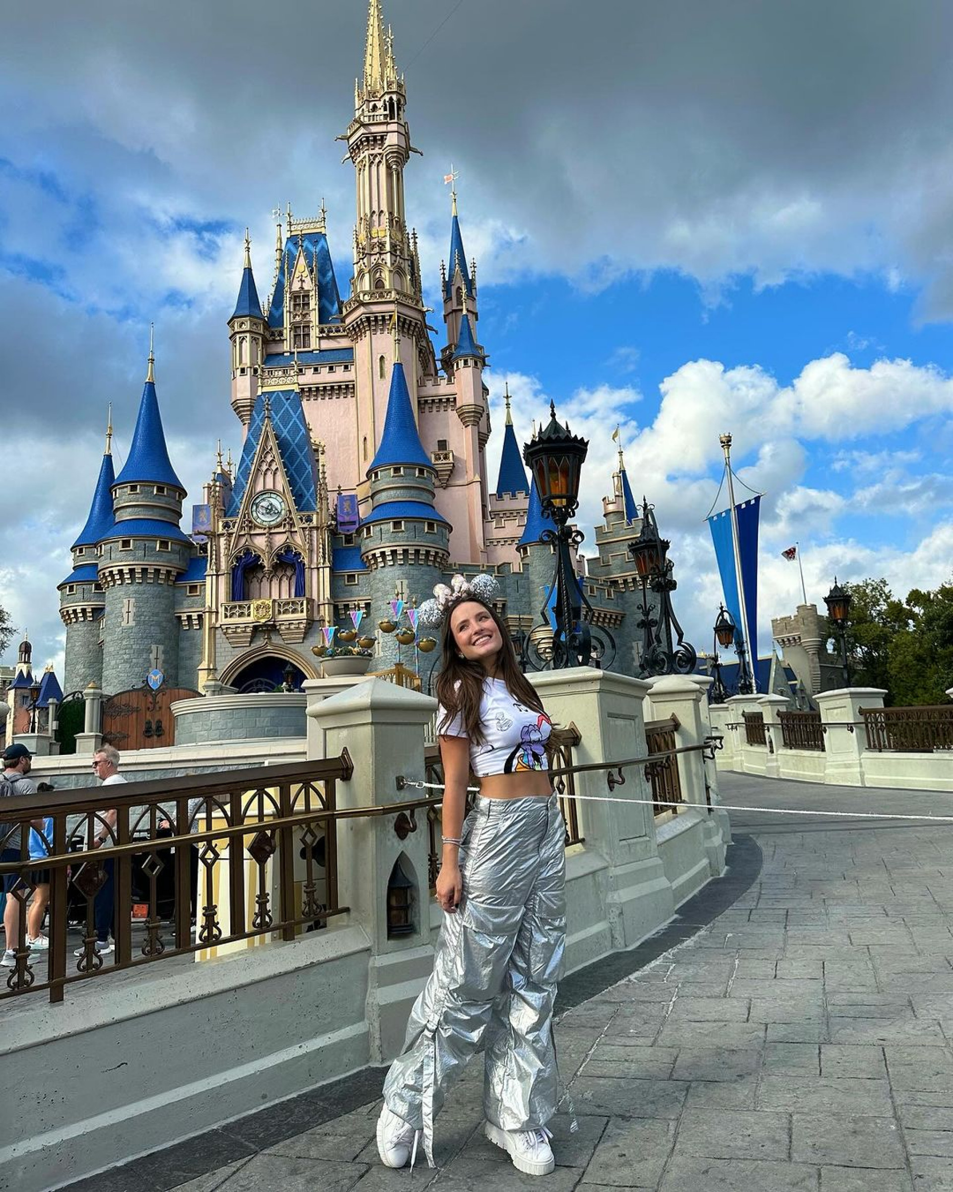 Larissa Manoela curte dia de parque da Disney ao lado do marido, André Luiz Frambach - Reprodução