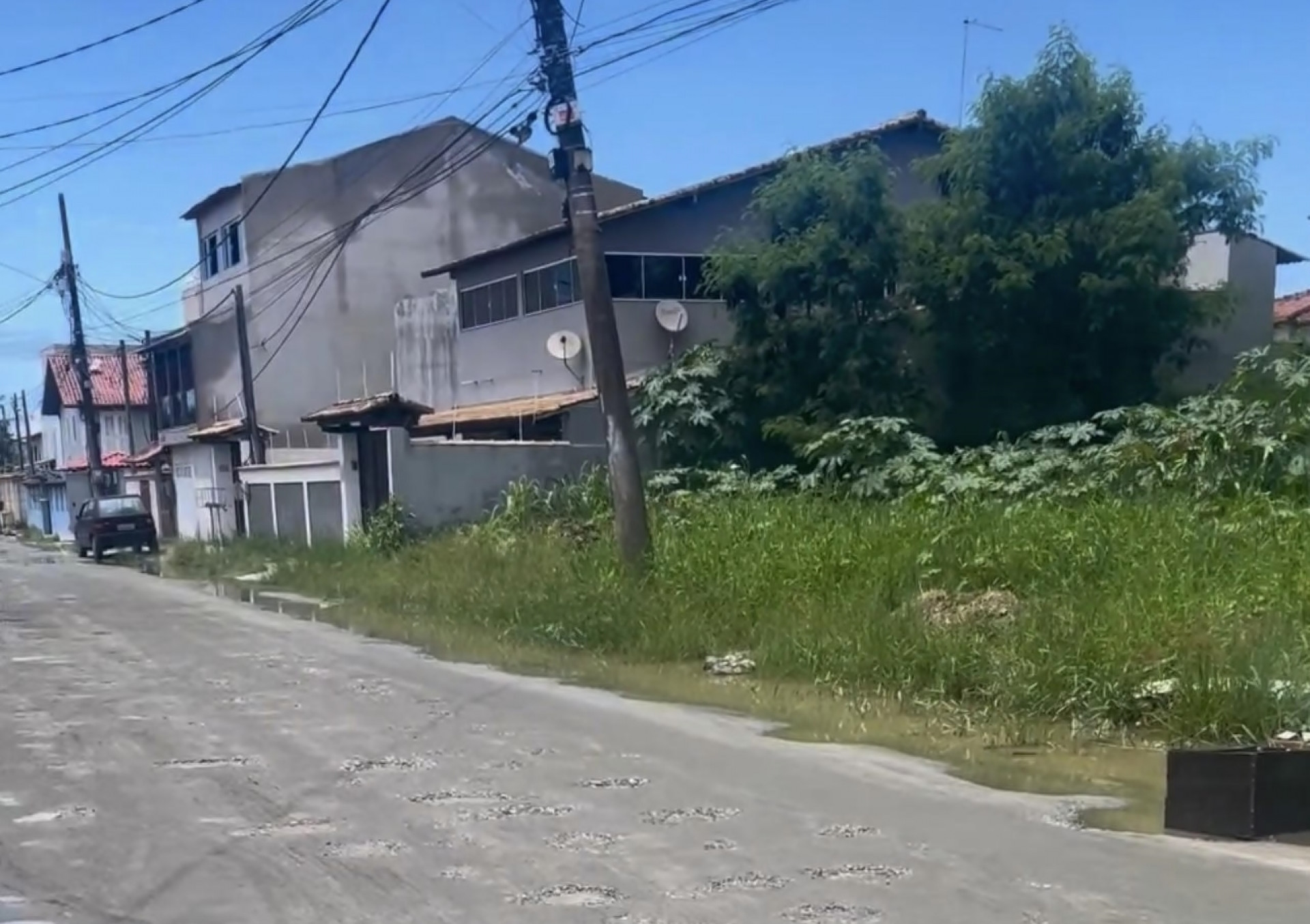 Os buracos, lama e entulhos s&atilde;o obst&aacute;culos di&aacute;rios para os moradores - Foto: Douglas Smmithy