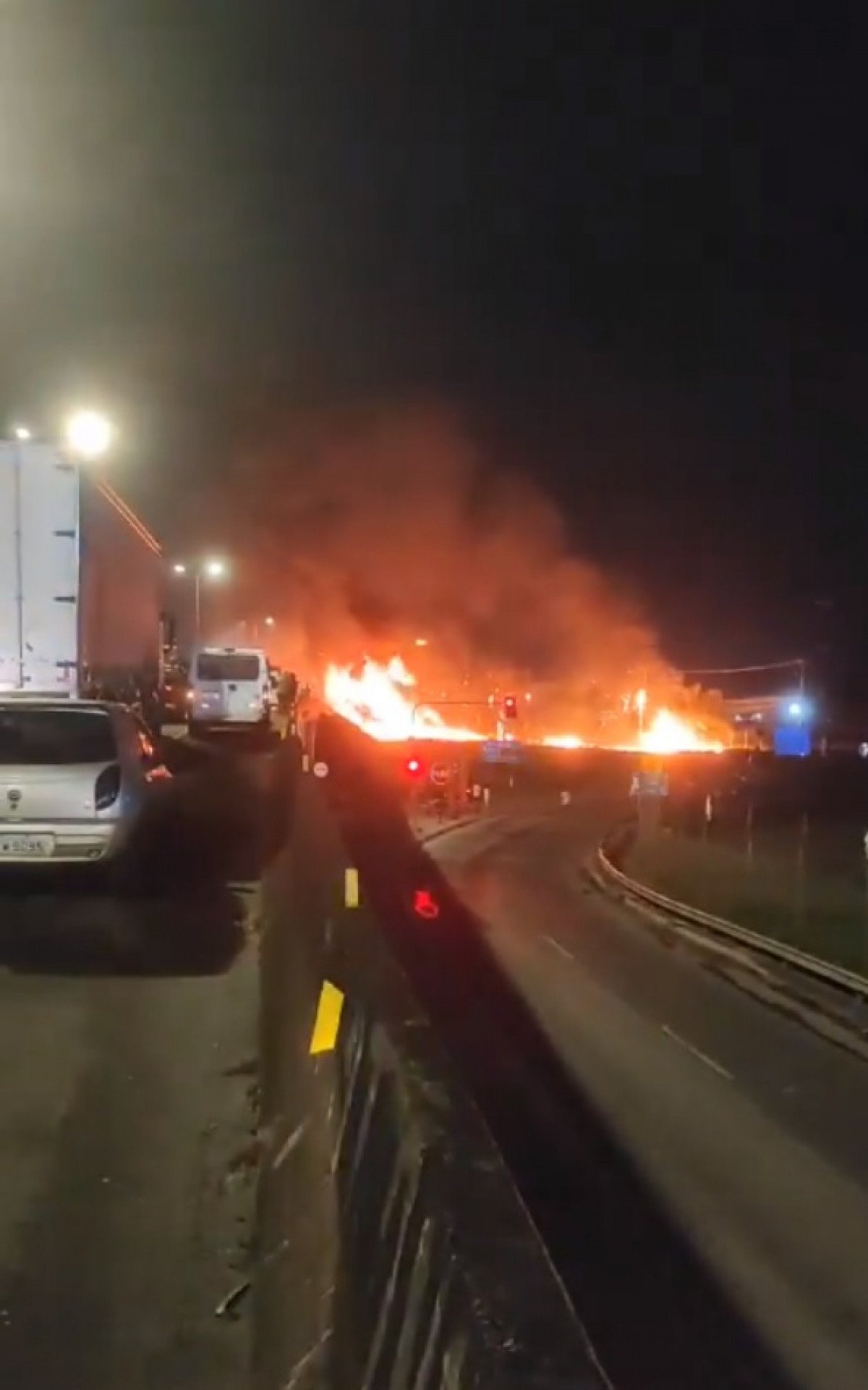 Acidente aconteceu na altura do km 297, da BR-101, no viaduto de Manilha, em Itaboraí, Região Metropolitana - Reprodução