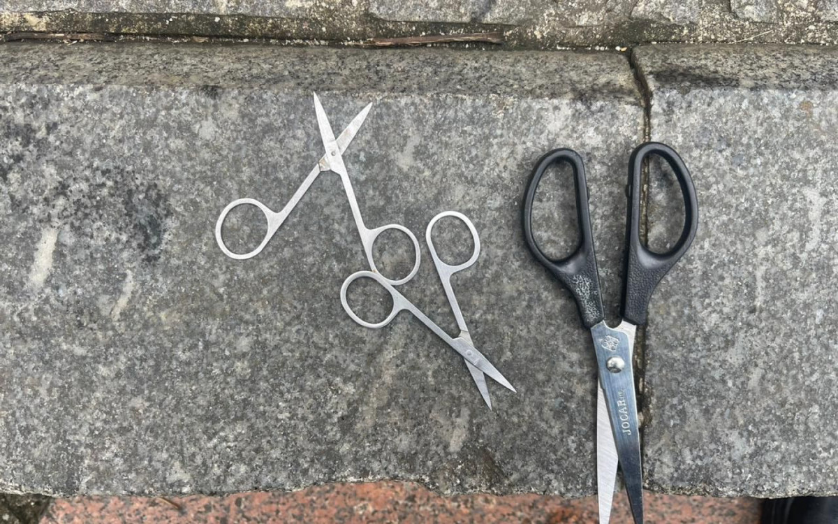 Tesouras estão entre os objetos apreendidos