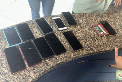 Mulher é detida com 11 celulares e carteira com documentos de outra pessoa no Centro