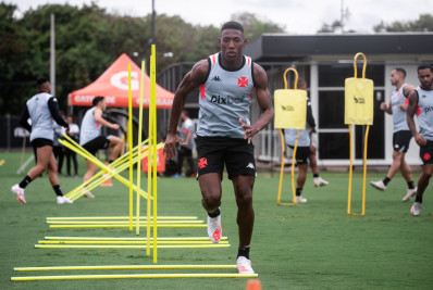 Jogadores do Vasco defendem o zagueiro Léo após piada de comediante: 'Oportunista'