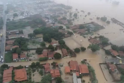 Duas crianças morrem após carro ser arrastado por enxurrada durante temporal na Bahia