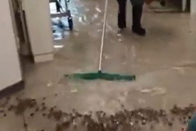 Forte chuva faz água invadir hospital na Bahia; veja vídeo