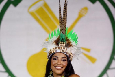 Katarina Harmony é coroada rainha de bateria do Arrastão de Cascadura