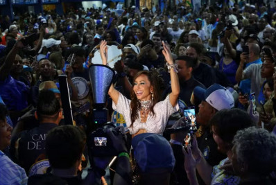 Sabrina Sato participa de noite de samba com a Vila Isabel