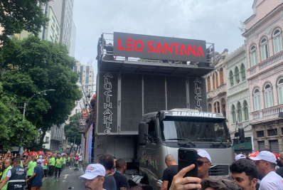 Léo Santana agita multidão em megabloco no Centro
