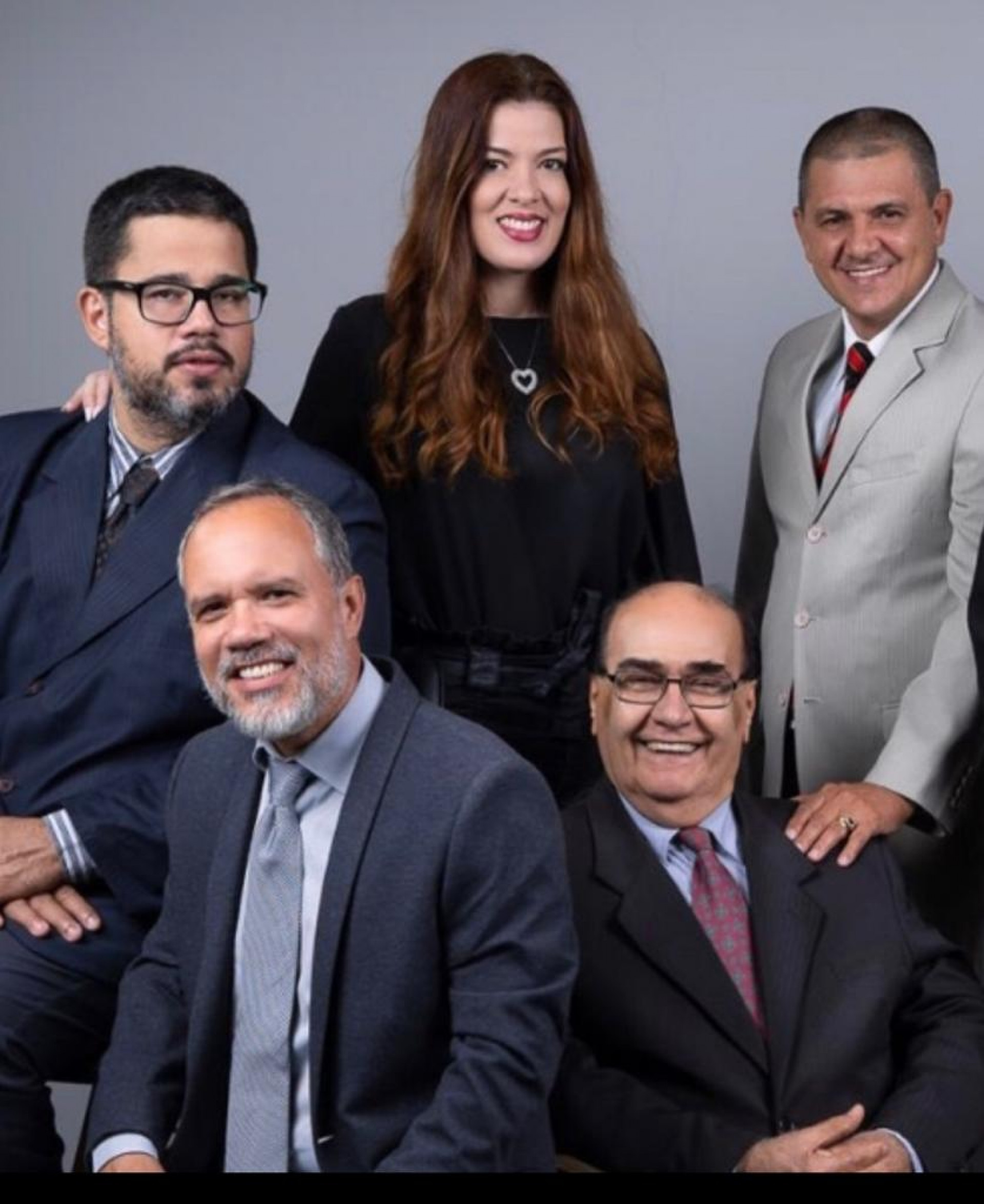 Heitor Antônio ( sentado, de óculos) e parte da equipe 