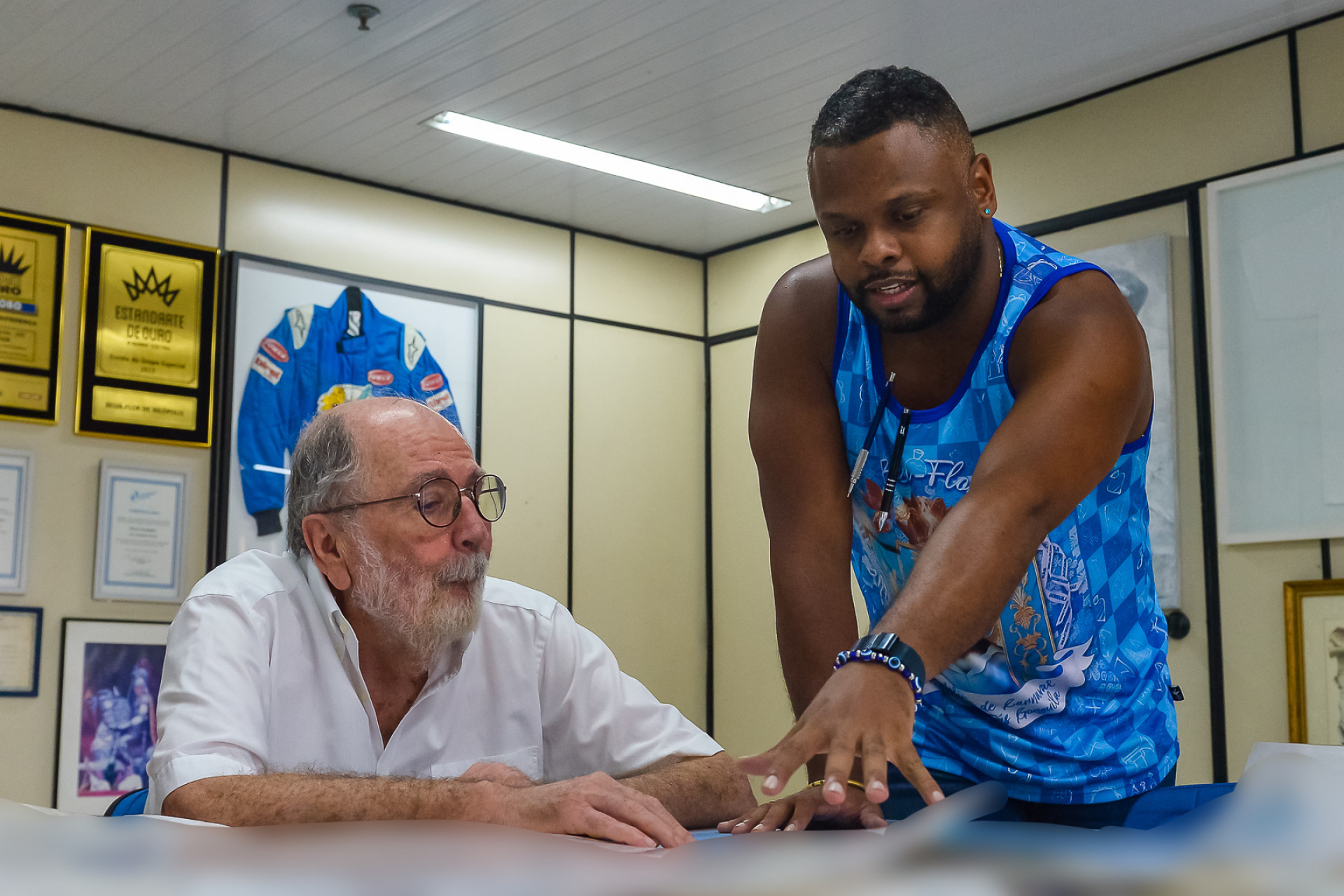 Cacá Diegues conheceu os desenhos das alegorias e fantasias da Beija-Flor - Eduardo Hollanda / Beija-Flor 