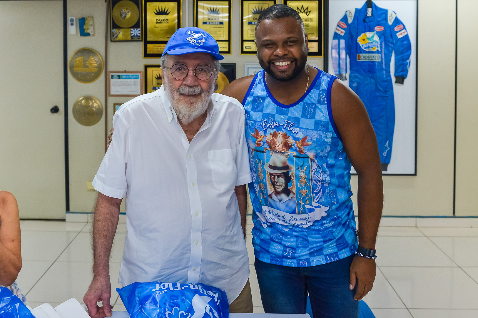 Cacá Diegues foi recebido pelo carnavalesco João Vitor Araújo no barracão - Eduardo Hollanda / Beija-Flor