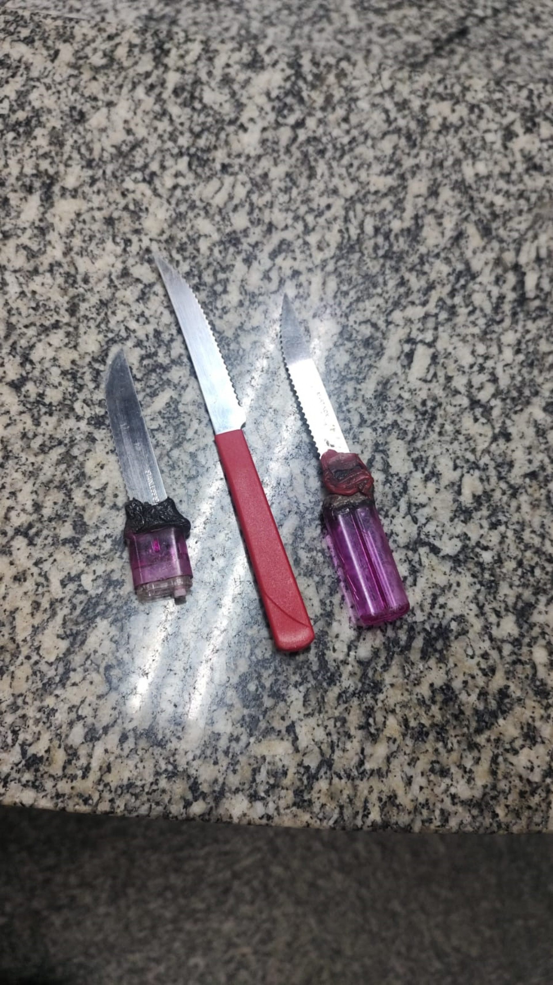 Facas utilizadas para cortar os cabos foram apreendidas - Reprodução / @pmerj