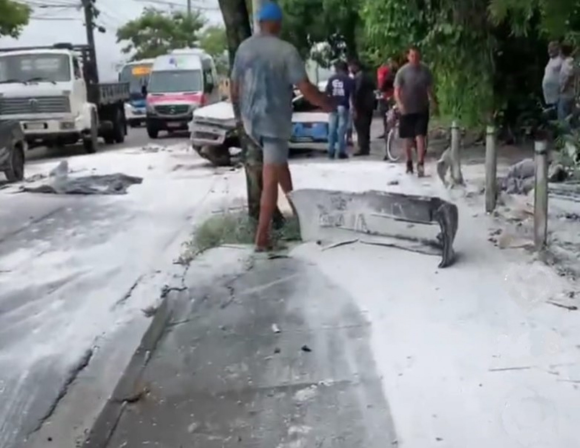 Carro onde jovem estava transportava carga de gesso - Reprodução