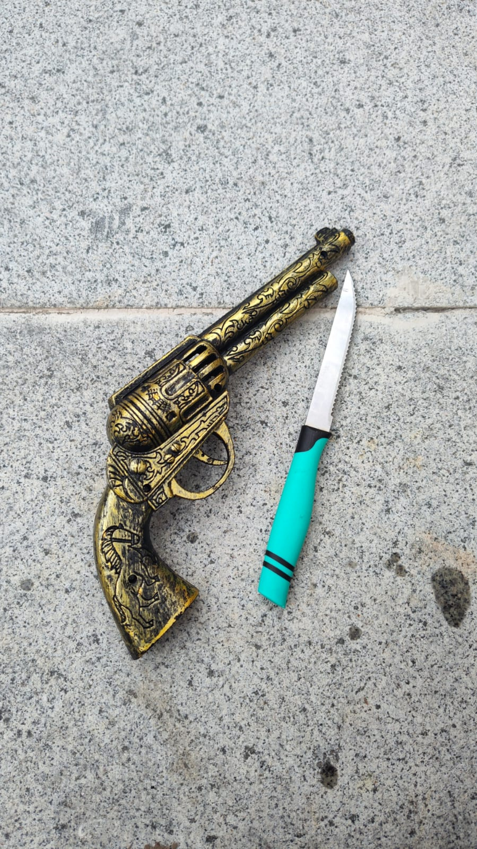 Um revólver e uma faca estão entre as apreensões