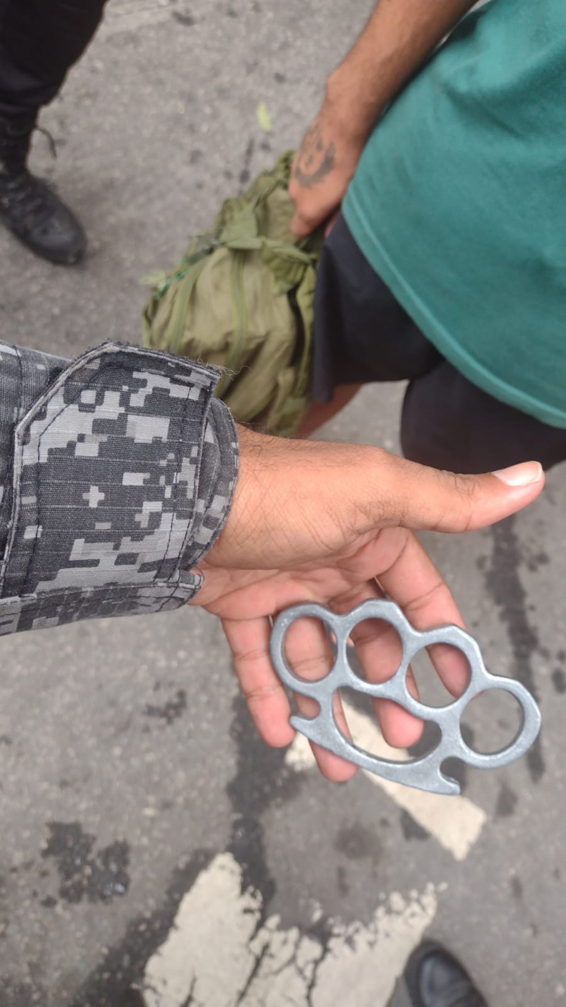 Um soco inglês foi confiscado entre os foliões