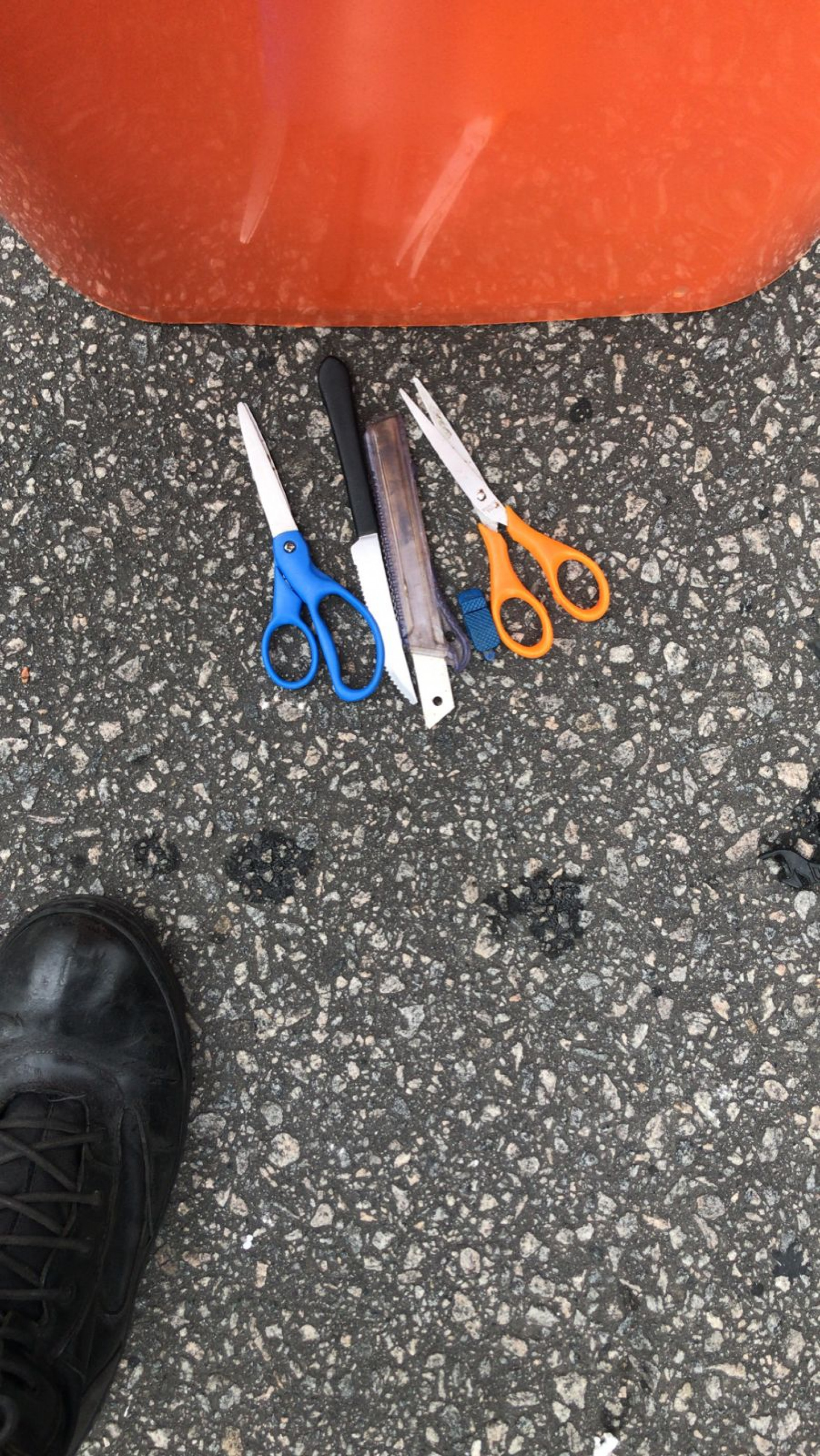 Um estilete também foi confiscado