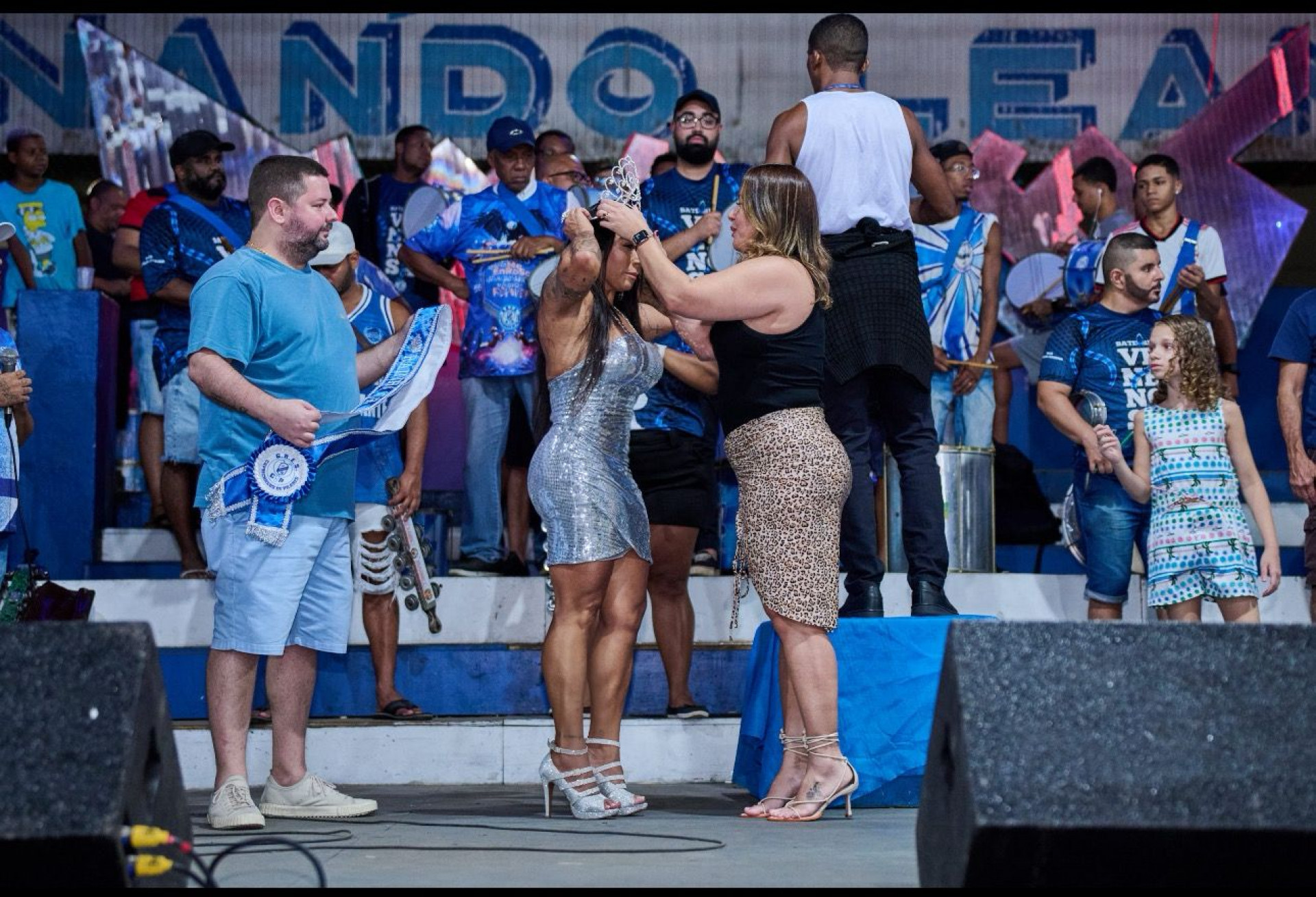 Rose Nascimento sendo coroada rainha de Bateria da Caprichosos de Pilares - Fausto Ferreira 