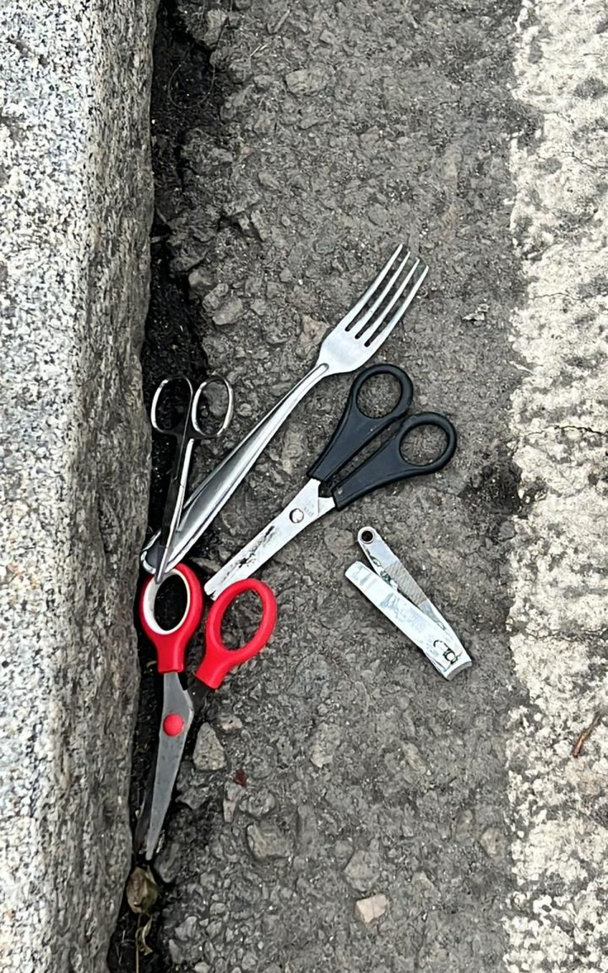 Tesouras, garfos e cortadores de unha estão entre os objetos apreendidos - Divulgação / PMERJ