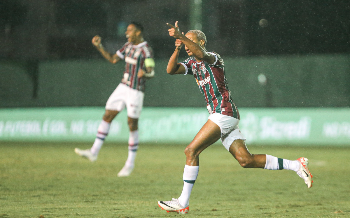 Isaac comemora gol marcado no jogo entre Fluminense e Nova Igua&ccedil;u
