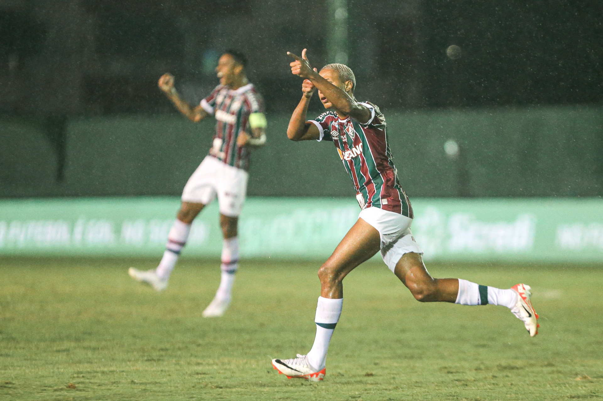 Isaac comemora gol marcado no jogo entre Fluminense e Nova Iguaçu - Lucas Merçon/Fluminense